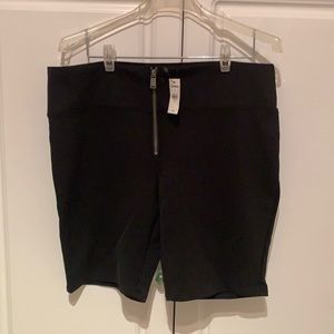 Black stretchy Bermuda shorts